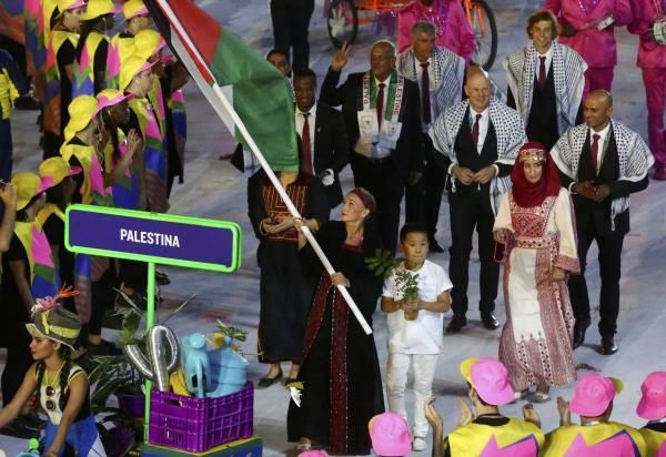ميادة الصياد ترفع العلم الفلسطيني في حفل الافتتاح