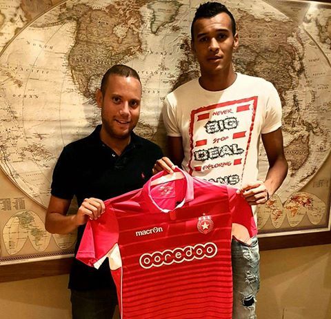 انيس سلتو يحمل زي النجم الساحلي الى جانب المدير التنفيذي للفريق حسين جنيح 