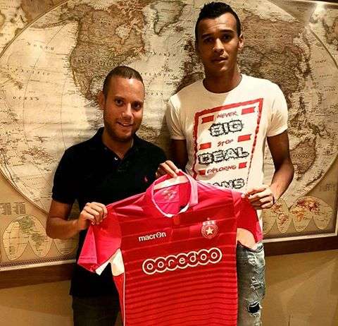 انيس سلتو يحمل زي النجم الساحلي الى جانب المدير التنفيذي للفريق حسين جنيح 