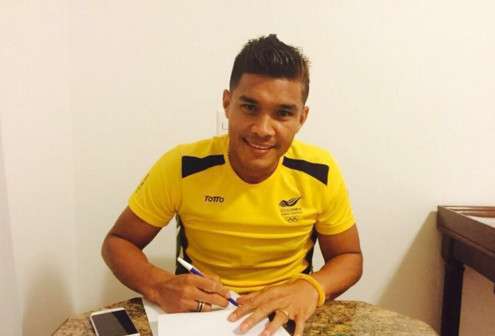  تيوفيلو جوتييريز أثناء توقيع العقد