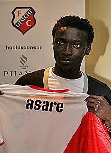 أساري يحمـل قميص فريقـه الجـديـد