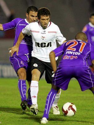 كابتن ايستوديانتس لياندرو بينيتز يحاول المرور من لاعب ديفنسور