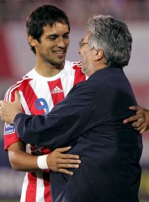  روكي سانتا كروز مهاجم بلاكبيرن ورئيس الباراجواي