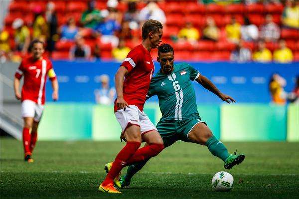 من مباراة العراق والدانمارك