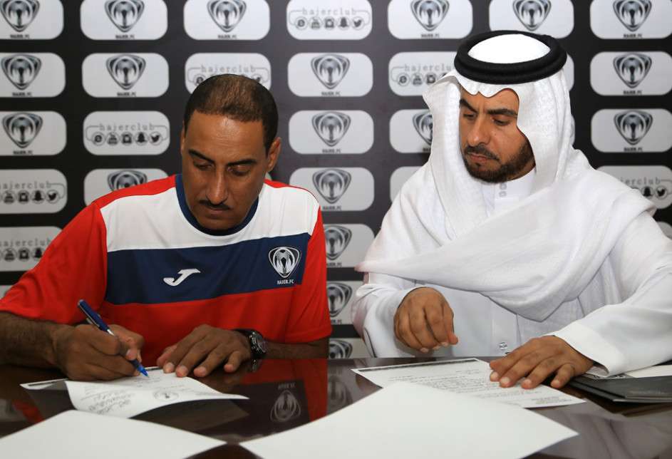 سمير هلال أثناء توقيع العقد