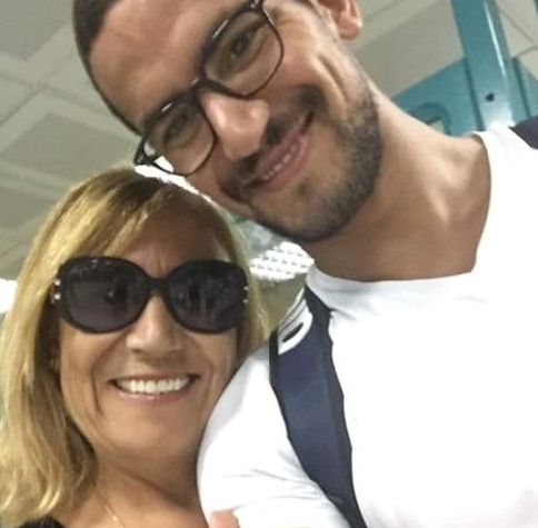 احدث صورة لاسامة الملولي صحبة والدته خديجة الملولي 