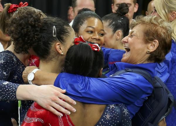 سيمون بايلز وزميلاتها