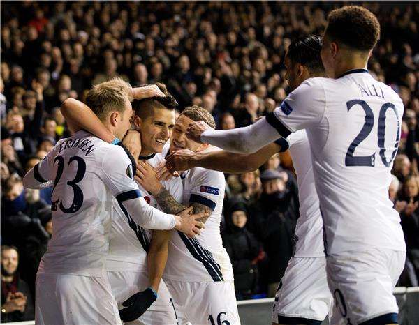 لاعبو توتنهام