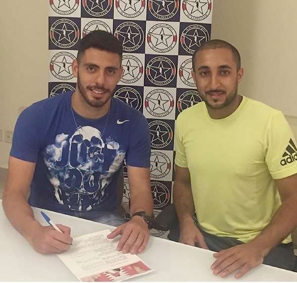 ديمبا أثناء التوقيع