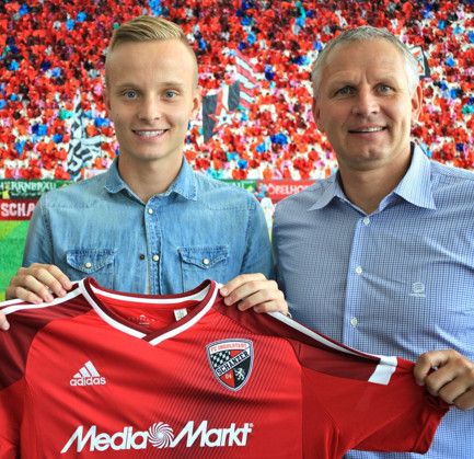  فلورنت هاديرجيوناي أثناء تقديمه