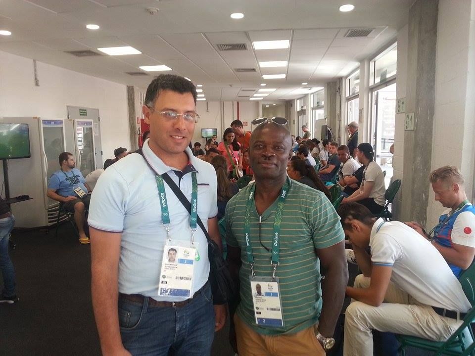  هشام برتقيز مع الحكم الدولي الغاني فرانك ابوكو 