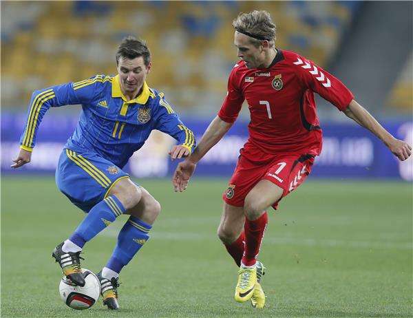  الأوكراني دينيس أولينيك يساراً