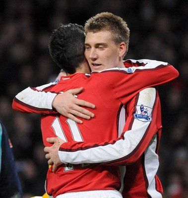 النمـاركـي نيـكـلاس بـيـندتـنــر يتلقى تهنئة زميلـه فان بـيرسـي