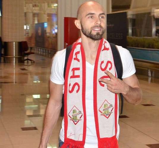 وصول اللاعب الى الشارقة ادريان ميرزيفسكي 