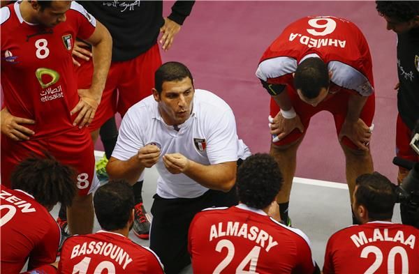 مروان رجب يتوسط لاعبي مصر