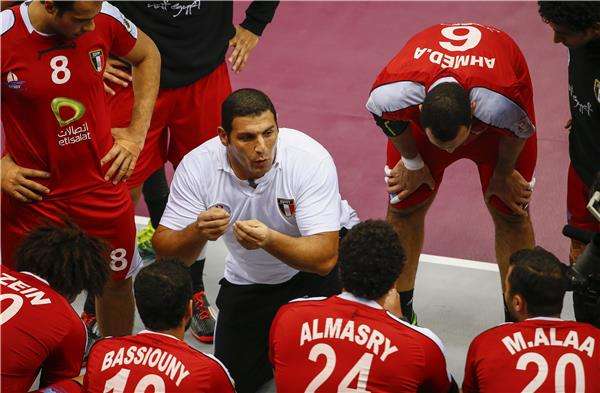 مروان رجب يتوسط لاعبي مصر