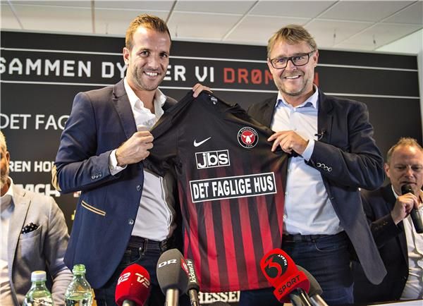 تقديم اللاعب فان دير فارت