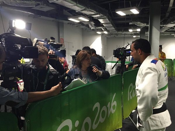 خلف يتحدث لوسائل الاعلام