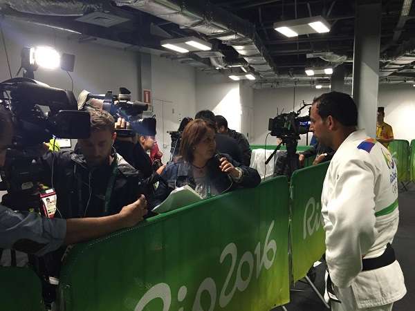 خلف يتحدث لوسائل الاعلام