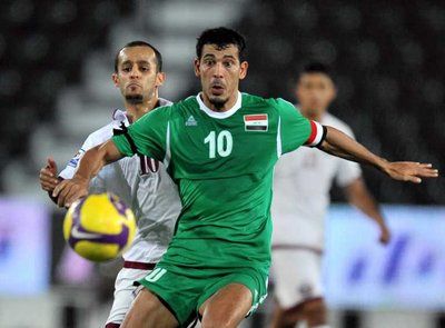 كابتن منتخب العراق يونس محمود خلال المباراة الودية مع قطر يوم امس الاحد