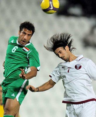 العراقي صالح سدير يضرب الكرة برأسه خلال لقاء العرقا وقطر يوم امس الأحد