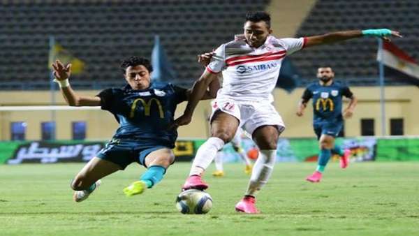 أكرم توفيق (يسار)