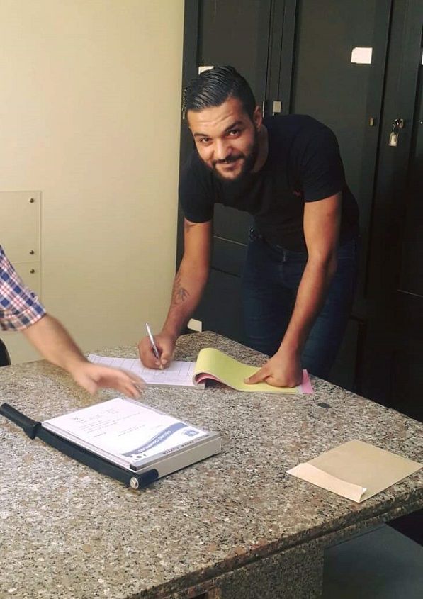 لحظة توقيع الحارس للعقد