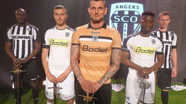 تقديم قمصان فريق أنجيه