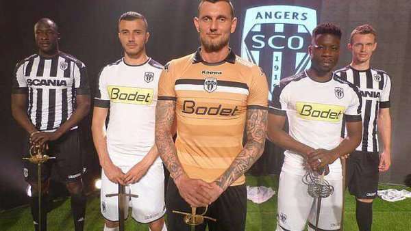 تقديم قمصان فريق أنجيه