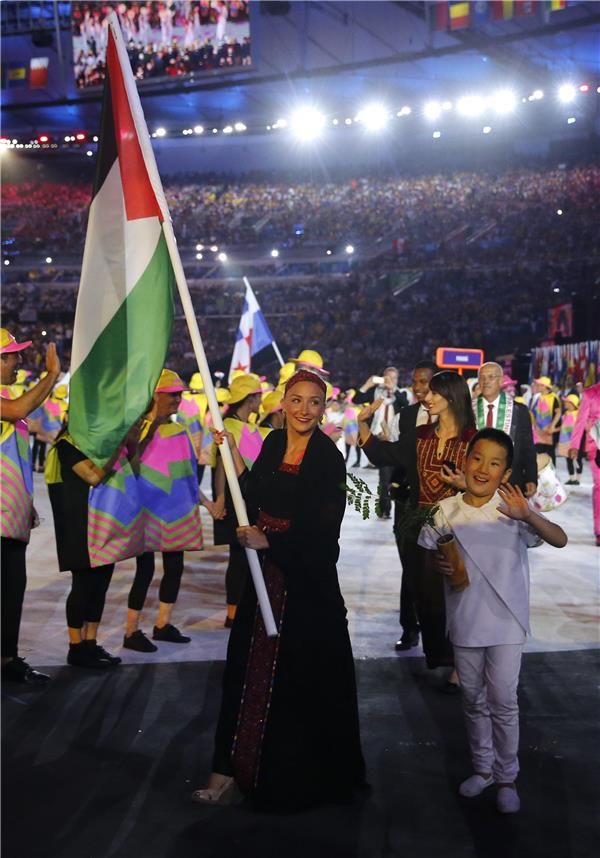 ميادة الصياد تحمل العلم الفلسطيني في حفل الافتتاح