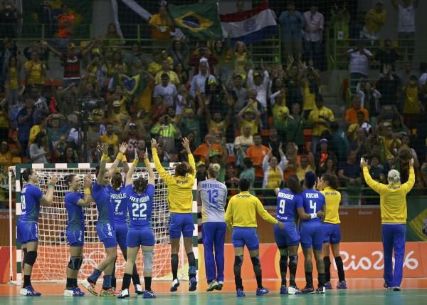 منتخب البرازيل يحتفل مع الجماهير