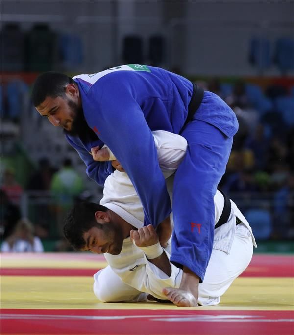 إسلام الشهابي بالزي الأزرق