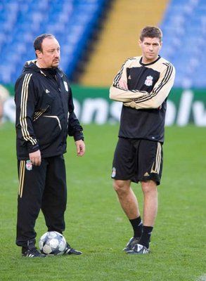 سـتـيـفـيـن جيـرارد وإلى جانبـه رافـايـيـل بـيـنـيـتـيـز