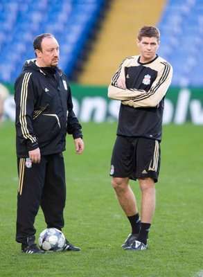 سـتـيـفـيـن جيـرارد وإلى جانبـه رافـايـيـل بـيـنـيـتـيـز