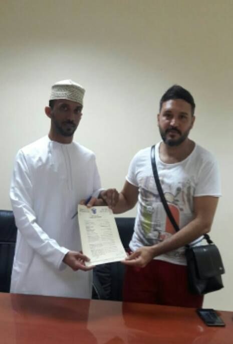 احمد ابو دان يوقع العقد