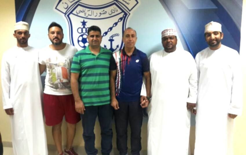 العطار وأبو دان مع ادارة نادي صور العماني