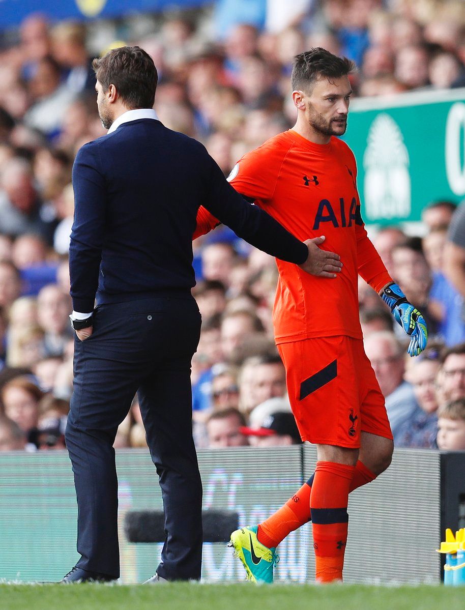 لحظة خروج حارس توتنهام