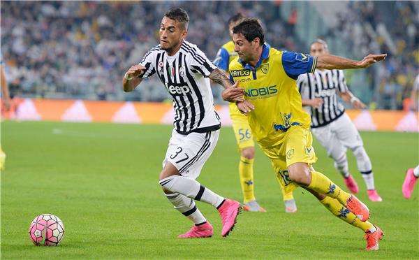 بيريرا (يسار)