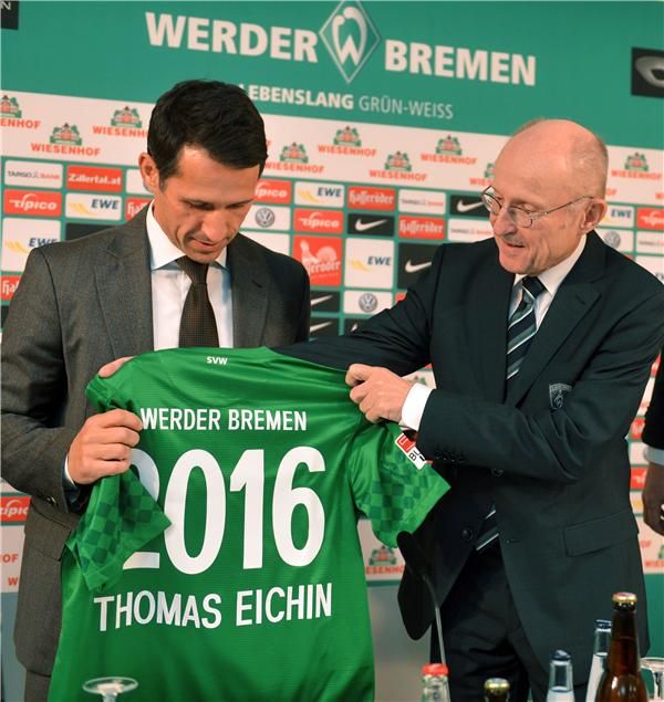 ويلي ليمكي على اليمين