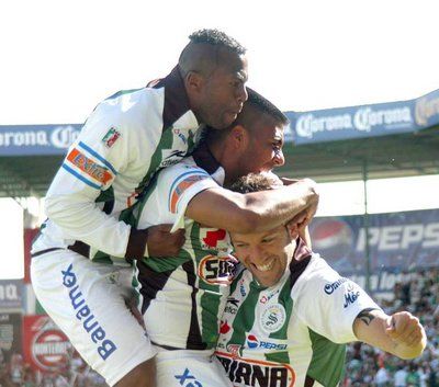  بينيتيز بقميص فريقه السابق سانتوس لاجونا المكسيكي