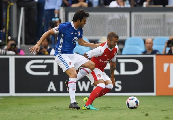 جاك ويلشير (يمين)