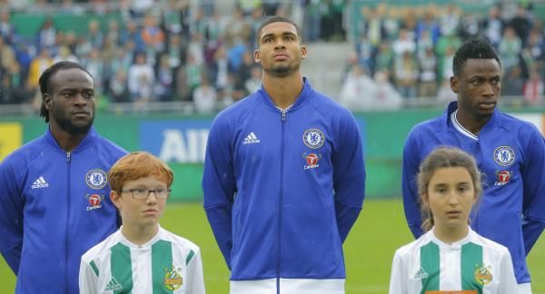 مايكل هيكتور (وسط)