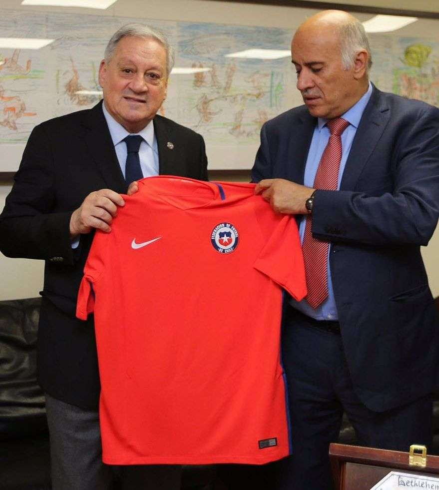 الرجوب يرفع قميص منتخب تشيلي مع رئيس الاتحاد