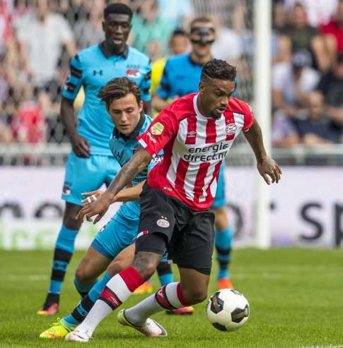 من مباراة أيندهوفن وأزيد ألكمار