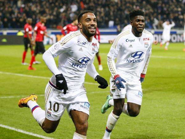 لاكازيتي (يسار)