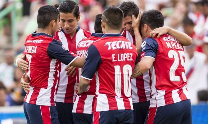 فرحة لاعبو شيفاز جوادالاخارا بهدف الفوز