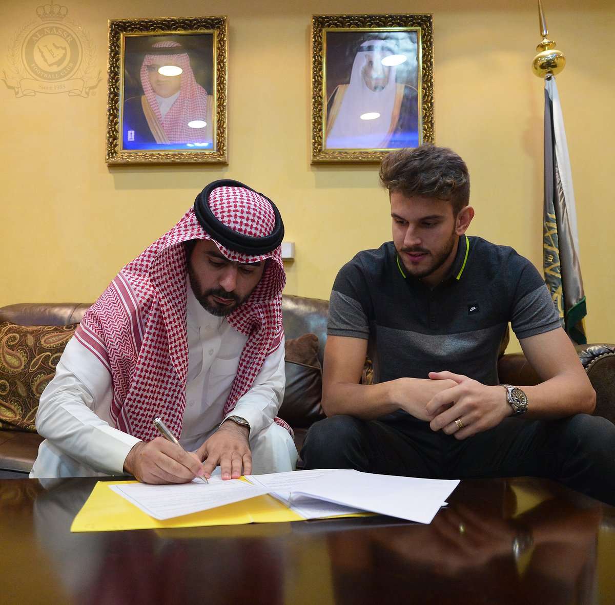 برونو أوفيني أثناء توقيعه العقد