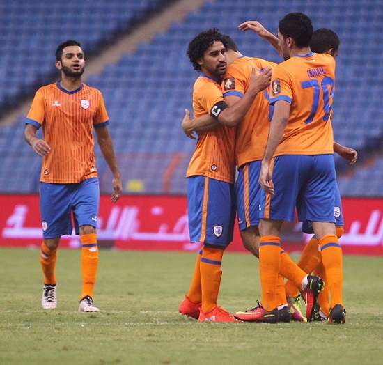 فرحة لاعبي الشباب بأحد هدفي اللقاء