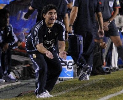 مارادونا و المنتخب الأرجنتيني في مهمة صعبة أمام كولومبيا