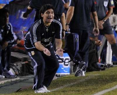 مارادونا و المنتخب الأرجنتيني في مهمة صعبة أمام كولومبيا